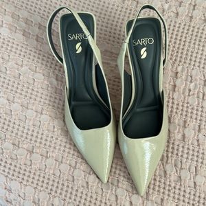 New Sarto Elegant cream pumps. Modern styling with cute 3.5 inch heel.